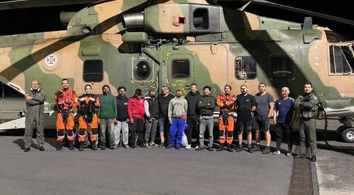 imagem dos operacionais diante do helicóptero de resgate