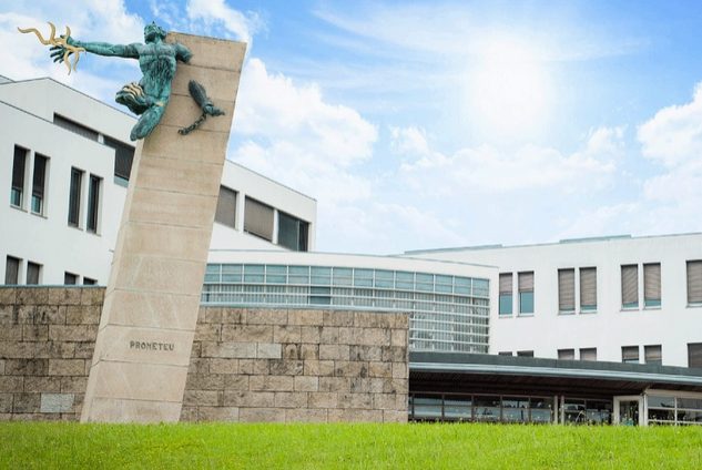 Escultura de prometeu na Universidade do Minho