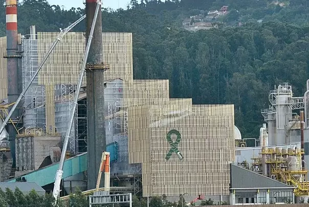 imagem de fábrica a ocultar instalações por razoes estéticas