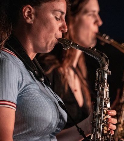 duas mulheres a tocar o saxo