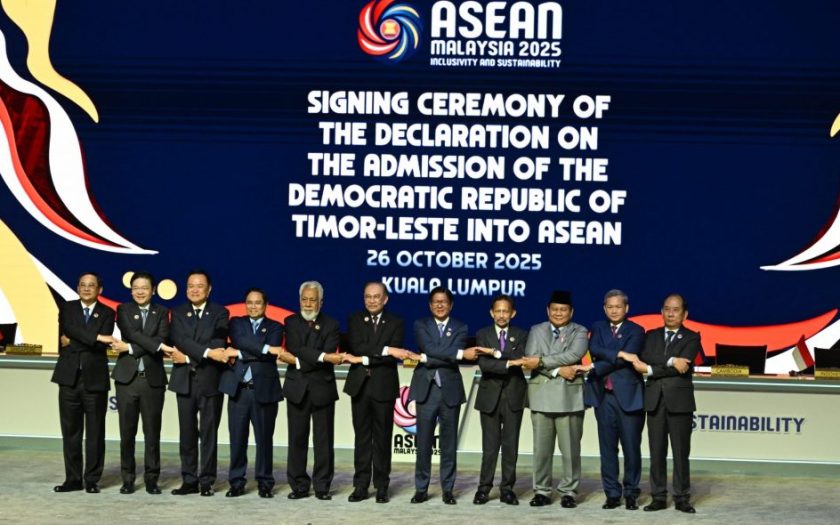 líderes da declaração de mãos dadas num palco oficial na declaração de entrada de Timor Leste