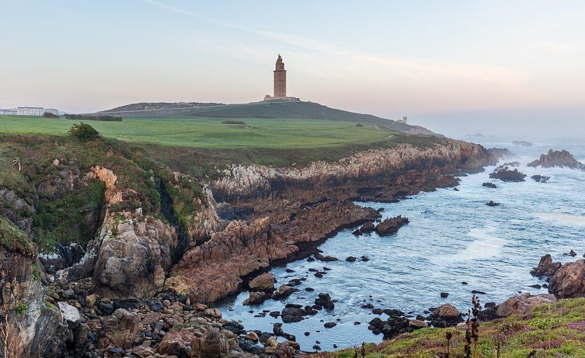 torre de hércules com o mar ao fundo