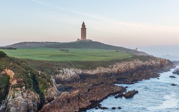 torre de hércules com o mar ao fundo