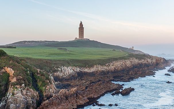 torre de hércules com o mar ao fundo