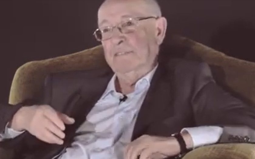 autor numa entrevista sentado em cadeirão