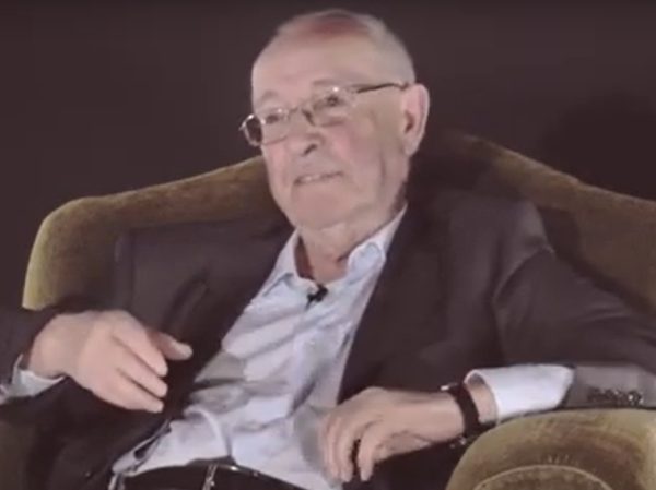 autor numa entrevista sentado em cadeirão