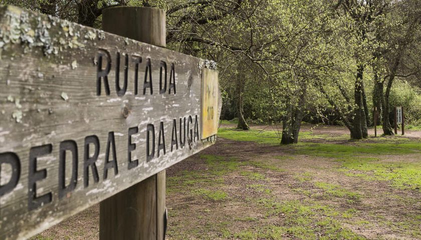 placar de madeira com o nome da rota