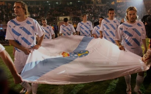 entrada da equipa da selecção galega de futebol no campo a carregar a bandeira galega