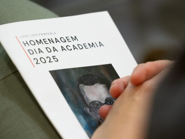 imagem da separata repartida no ato com selecção de poemas do autor
