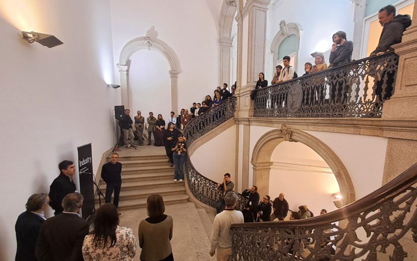 momento do encontro com pessoas numa escadaria dupla a ouvir uma apresentação