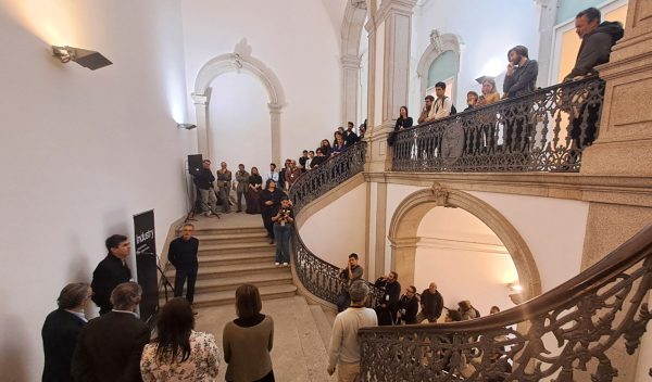 momento do encontro com pessoas numa escadaria dupla a ouvir uma apresentação