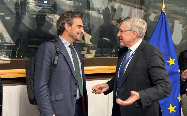 O representante do governo saúda o coordenador do corredor atlântico