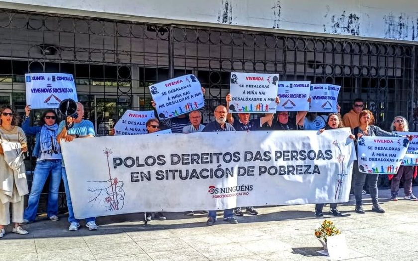 Pessoas por trás da Faixa dos Ninguéns, sob a legenda - Pelos Direitos das pessoas em situação de pobreza.