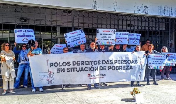Pessoas por trás da Faixa dos Ninguéns, sob a legenda - Pelos Direitos das pessoas em situação de pobreza.