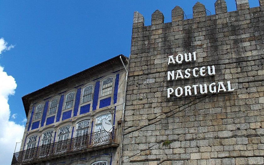 casa e torre com legenda "aqui nasceu portugal"