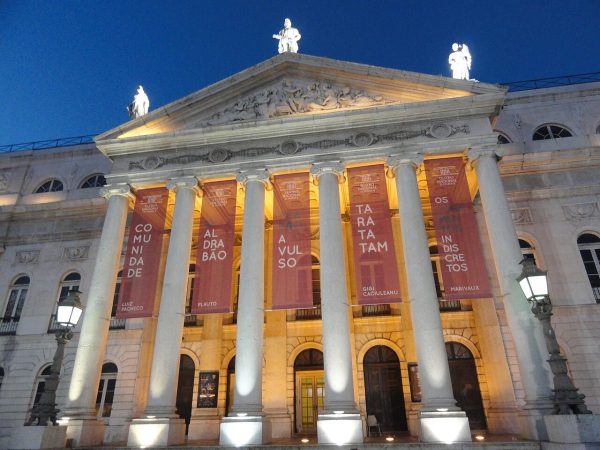 teatro Dona Maria II fachada à noite