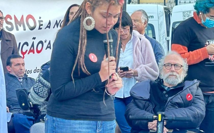 rapariga a ler no ato com microfone