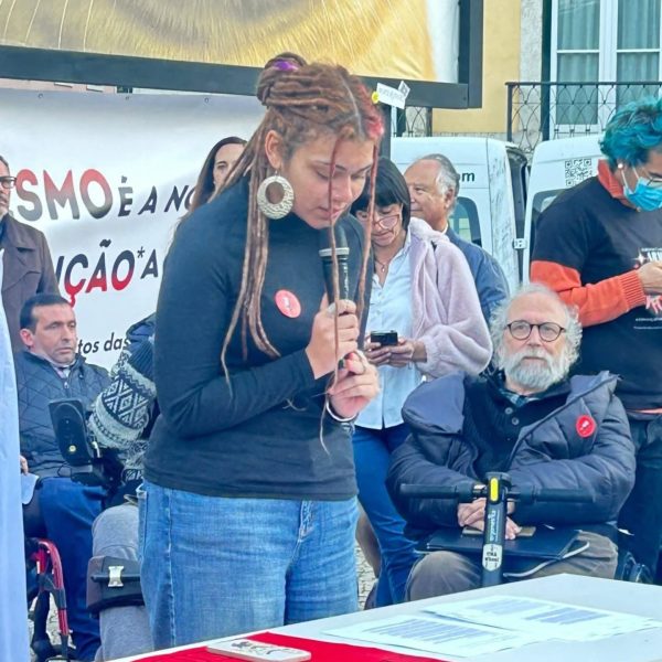 rapariga a ler no ato com microfone