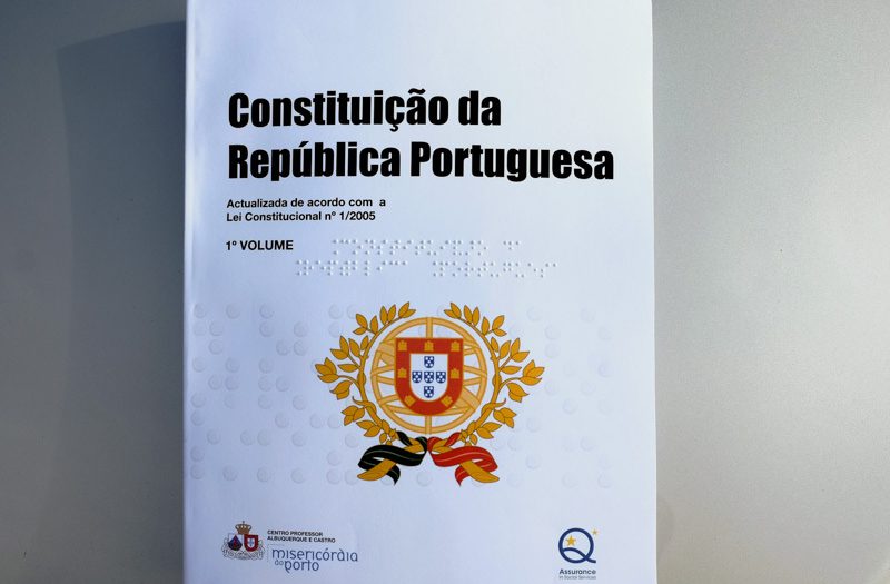 Capa da Constituição portuguesa em papel escrita em Braille