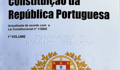Capa da Constituição portuguesa em papel escrita em Braille