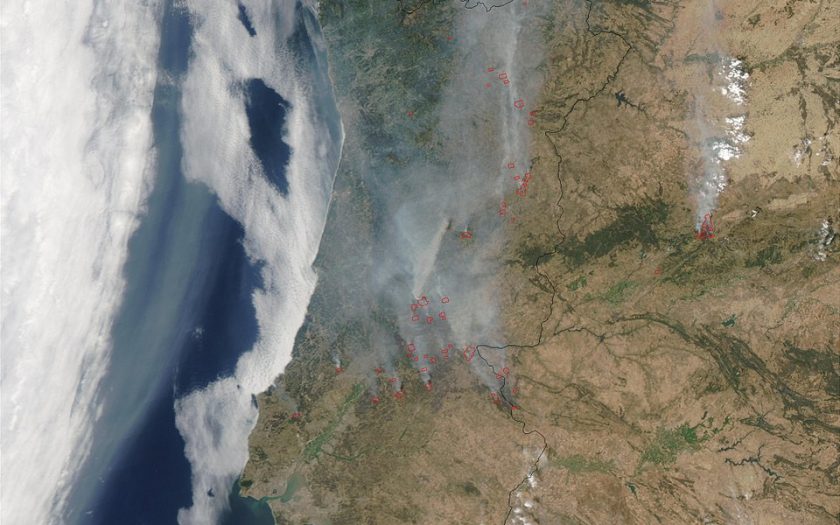 imagem satélite onde se observam colunas de fumo de incêndios em Portugal