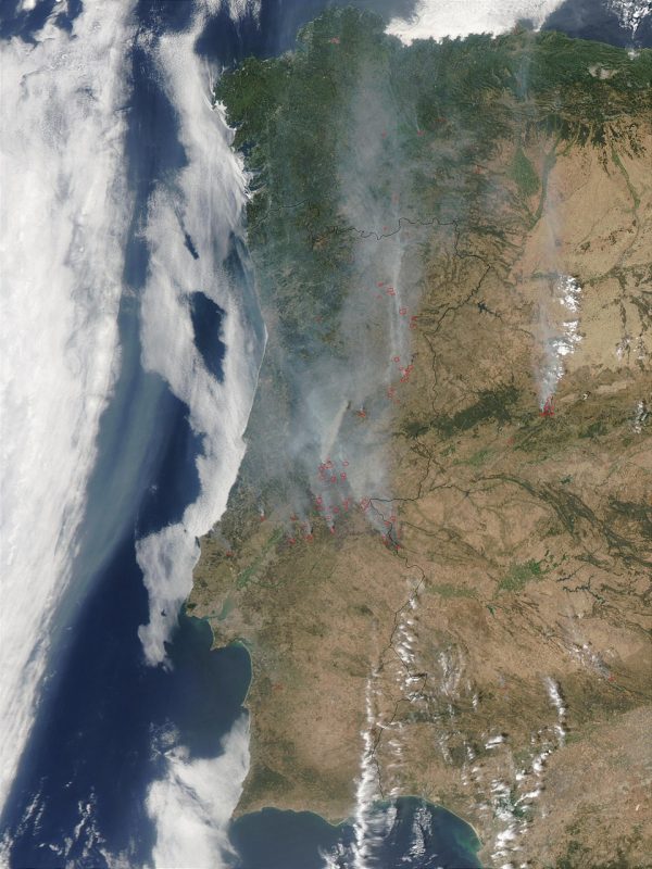 imagem satélite onde se observam colunas de fumo de incêndios em Portugal