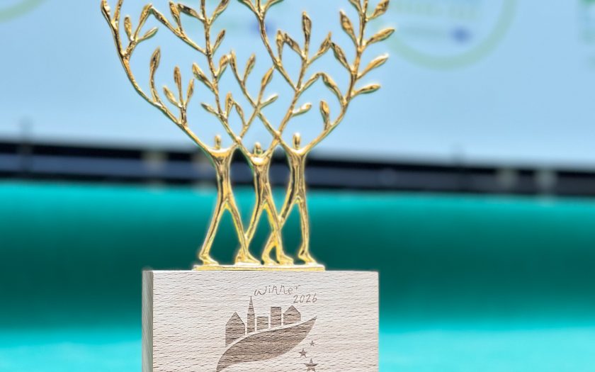 imagem do prémio a representar umas árvores douradas com pés a caminharem juntas