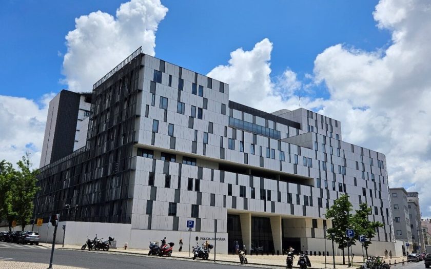 Fachada do Departamento Central de Investigação e Ação Penal em Lisboa