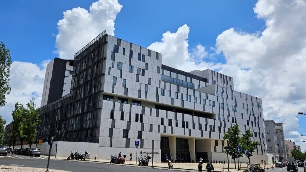 Fachada do Departamento Central de Investigação e Ação Penal em Lisboa