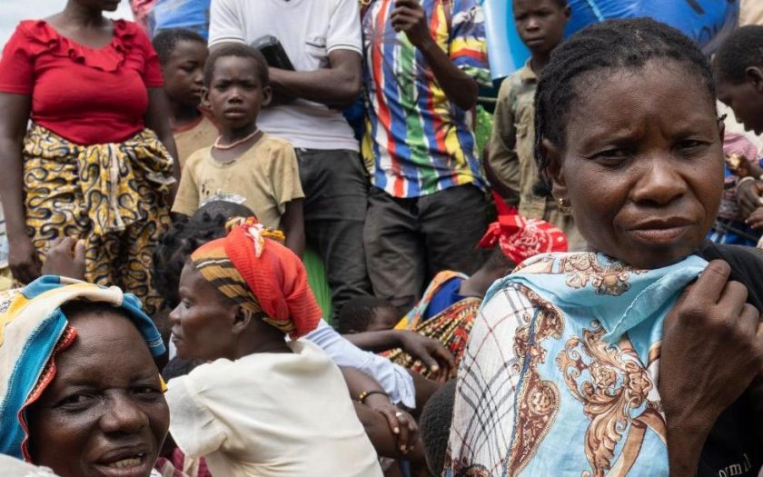 pessoas deslocadas em moçambique a olhar para a câmara