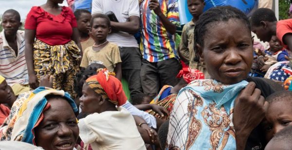 pessoas deslocadas em moçambique a olhar para a câmara