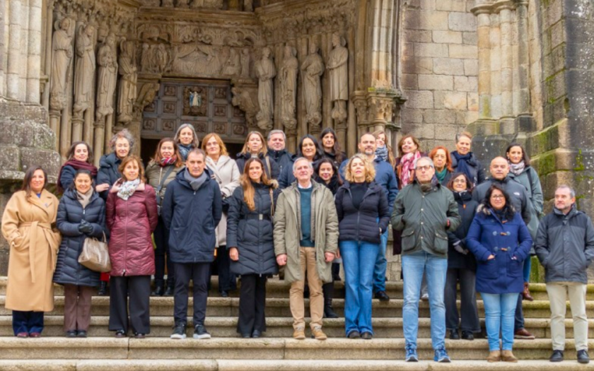 Fotografia dos representantes na escadaria da Catedral de Tui