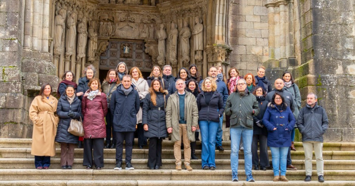 Fotografia dos representantes na escadaria da Catedral de Tui