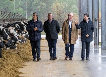 imagem dos diretivos da Corural diante de vacas estabuladas a comerem silo