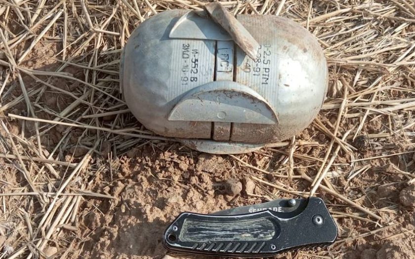 mina antipessoal ao lado duma faca militar