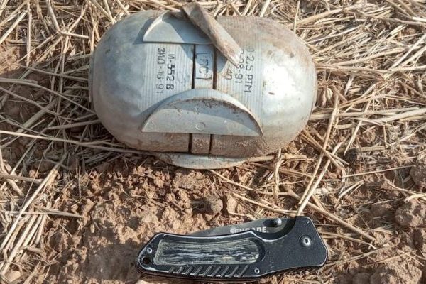 mina antipessoal ao lado duma faca militar