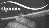 uma mão a segurar uma caneta antiga, com a legenda: opinião