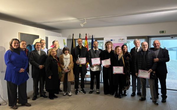 Fotografia de grupo das pessoas participantes