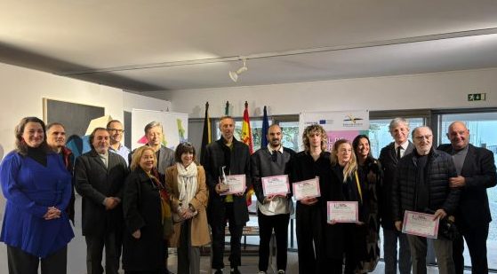 Fotografia de grupo das pessoas participantes