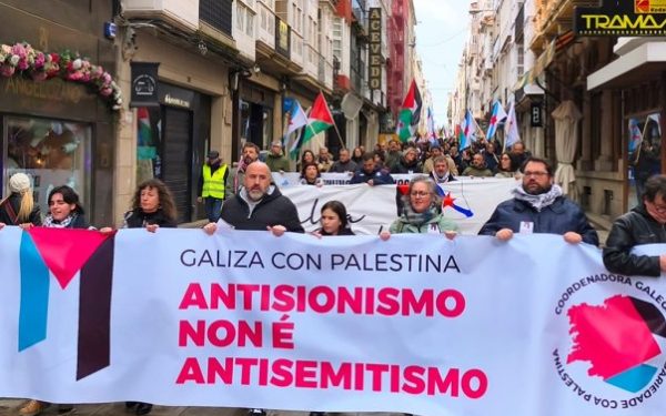manife com faixa e legenda "antisionismo não é antisemitismo"