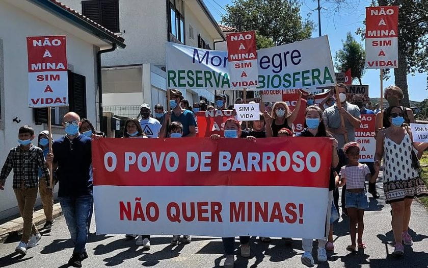 Manife com faixa "Povo do Barroso não quere minas"