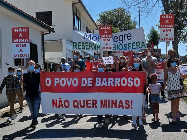 Manife com faixa "Povo do Barroso não quere minas"