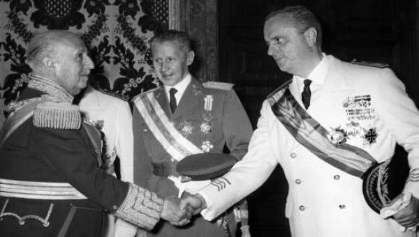 Fraga a dar a mão ao ditador Franco vestido com honrarias militares