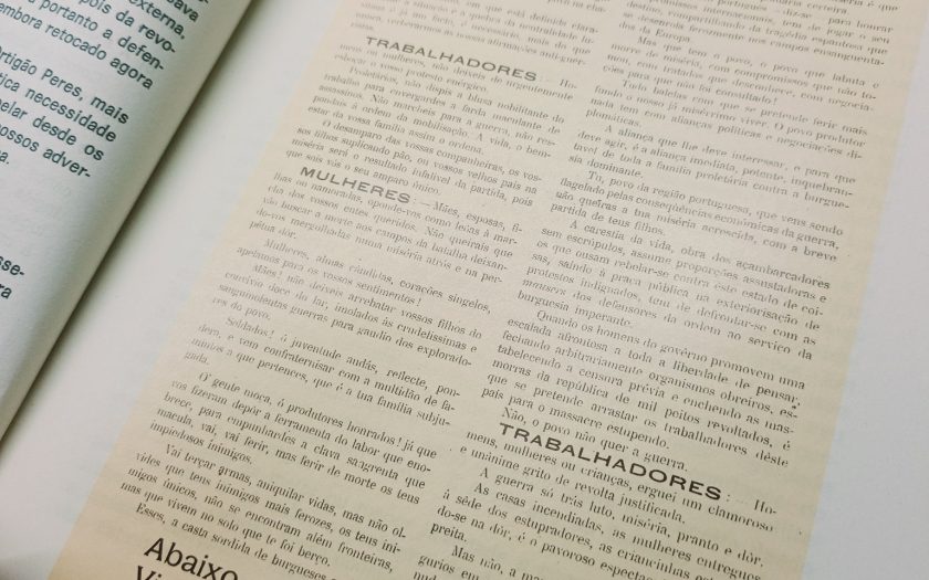 livro aberto pelo fac-simil dum folheto contrário à guerra