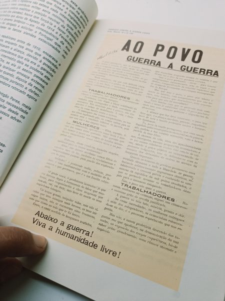 livro aberto pelo fac-simil dum folheto contrário à guerra
