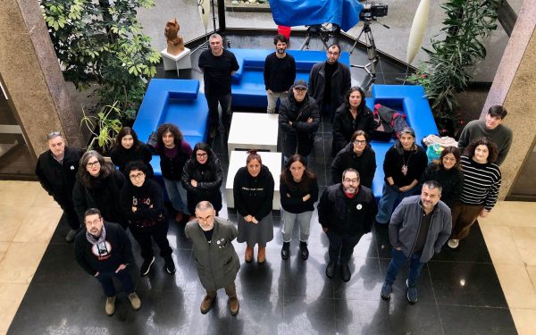 imagem das jornalistas em protesto tirada de cima, colocadas num hall da televisão