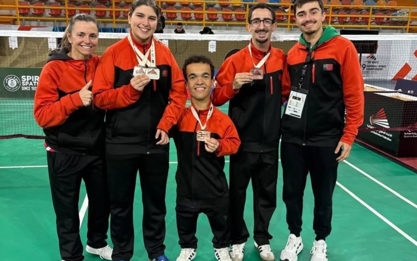 fotografia de grupo das pessoas medalhistas