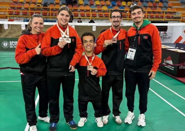 fotografia de grupo das pessoas medalhistas