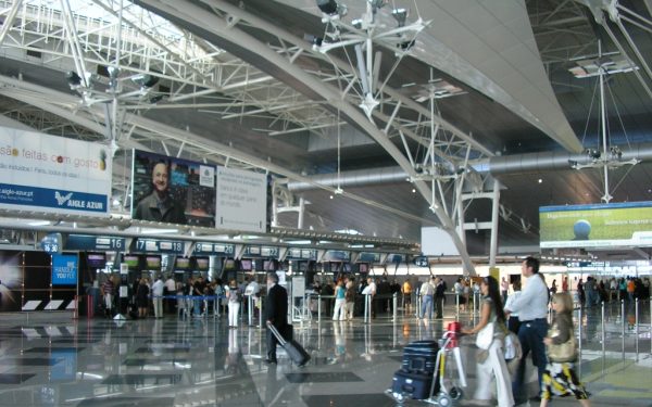 imagem do check in do Sá Carneiro com pessoas e malas