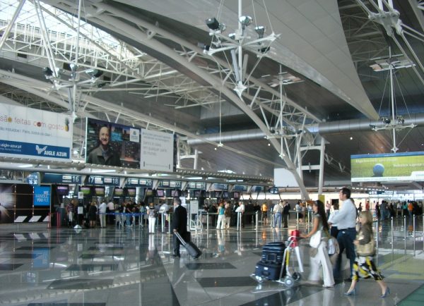 imagem do check in do Sá Carneiro com pessoas e malas